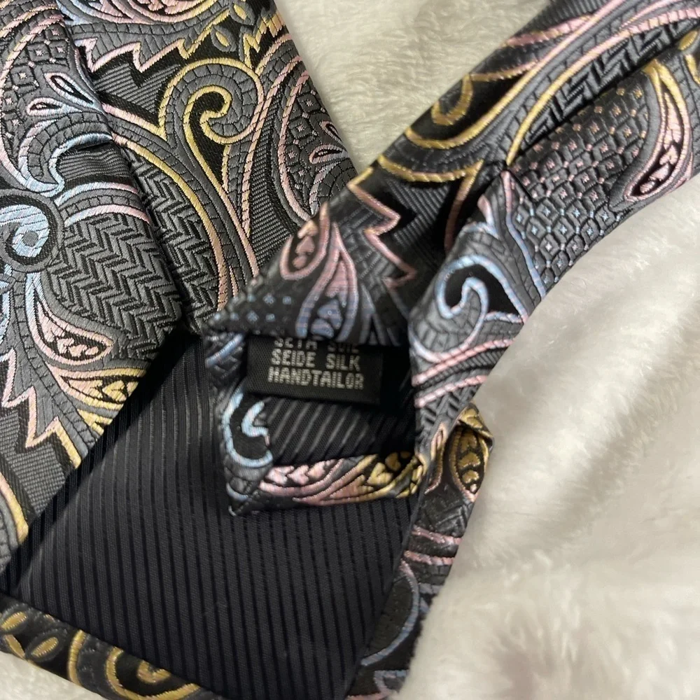 Hi-Tie pattern tie.‎ 100% silk - Picture 3 of 5